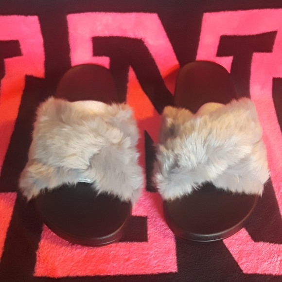 NWT Pink VS Furry Gray Slides - Picture 6 of 6